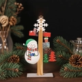 Détail du décor de table de Noël en bois avec bonhomme de neige et voeux de fête - A25-045 Ornement de Bonhomme de Neige