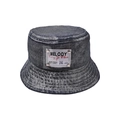 Detalle de gorro de pescador en mezclilla oscura con parche de PVC y remaches metálicos - Ajustable / Negro Plateado