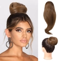 Detailaanzicht van een bruin haarstukje met een natuurlijke, pluizige en volle textuur - Tan