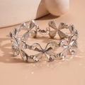 Dettaglio catena a fiori in argento con petali di cristallo e chiusura a moschettone - Bracciale - Argento