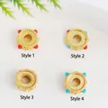 Detalle de cuatro cuentas espaciadoras doradas con textura trenzada y piedras de esmalte - Mezcla Colorida