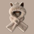 Detalle de la bufanda con capucha beige de felpa con orejas de gato en piel sintética - Onda de Agua Caqui