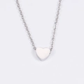 Collar con colgante de corazón en acero inoxidable plateado sobre fondo blanco - Color Acero