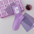 Calcetín de algodón morado con patrón de letra C blanca en un estilo minimalista - Letra C Púrpura (Nº 02)