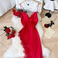 Elegante camisón de satén rojo con ribete de encaje de pestañas y tirantes finos - S / Rojo