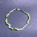 Bohemian style necklace with irregular green and white natural stone chips and silver chain - Bracelet / Green Agate (Man-made)