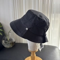 Detail van zwarte zomerzonnehoed met klein hartjeslogo aan de zijkant voor dames - M (56-58cm) / Zwart