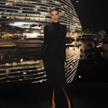 Eng anliegendes schwarzes Langarm-Midikleid mit Seitenschlitz in nächtlicher Stadtkulisse - XS / Schwarz