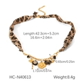 Collana in tessuto leopardato con ciondoli a girasole dorati e misure dettagliate - Collana patchwork con girasole leopardato (HC-N40613)