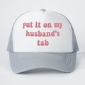 Cappellino trucker con scritta rosa 'put it on my husband's tab' su rete grigia - Taglia unica / Grigio