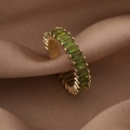 Dettaglio di zirconi verdi taglio baguette su anello d'oro posato su seta marrone - Aperto Regolabile / Oro Verde Zircone