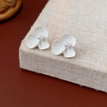 Boucles d'oreilles fleur blanche avec perle sur support en lin beige minimaliste - Blanc