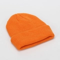 Primer plano del gorro de punto acanalado naranja con textura gruesa y borde doblado - Naranja