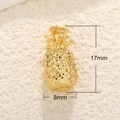 Vue macro d'un pendentif ananas doré avec texture détaillée et dimensions 17mm x 8mm - Ananas Doré