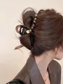 Pinza de pelo grande negra con cuentas de mármol sobre cabello castaño para mujer - Pinza de pelo grande con parche degradado