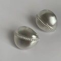 Primer plano de pendientes vintage plateados mate con incrustaciones de perlas blancas - Plateado
