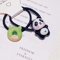 2er Set süße Mini Panda und grüne Donut Haargummis für Mädchen auf weichem Hintergrund - Getränke-Panda Haargummi