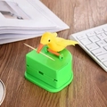 Distributore di stuzzicadenti a forma di uccello verde con uccellino giallo su tavolo - Uccello Giallo Base Verde