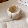 Bracelet extensible en acrylique avec motif marbré blanc crème et fini brun clair - Blanc