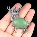 Spilla a forma di alce argento antico con gemma verde tenuta in mano per misura - Avventurina Verde