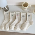 Vue détaillée de cinq chaussettes en coton crème avec broderies de chiots mignons - Couleurs Mixte