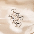 Boucles d'oreilles spirale minimalistes en gris métal poli sur fond de soie élégant - Noir