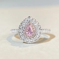 Détail d'une bague en argent S925 avec une pierre rose en goutte et un halo brillant - Halo Poire Rose Zircone (CBJZ339)