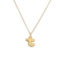 Dettaglio ravvicinato di una collana in argento S925 placcato oro con ciondolo lettera t minuscola - Lettera T