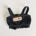 Dunkelblaue Denim-Puppen-Latzhose für 17cm Plüschtiere mit weißen Nähten und Leder-Tag - Schwarze Jeans mit Bärenkopf-Lederetikett / Passend für 17cm Puppe