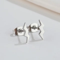 Pendientes de rayo minimalistas en acero inoxidable con acabado plateado pulido - Color Acero