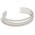 Bracciale a tre strati in metallo argento minimalista con perle lucide su sfondo bianco pulito - Triplo Strato Rotondo / Color Acciaio