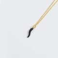 Collier minimaliste en chaîne dorée avec un pendentif piment Cornicello noir brillant - Piment Noir