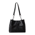 Borsa tote nera in pelle PU con tasche anteriori e tracolla a catena in metallo lucido - Nero