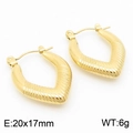 Pendientes en V de acero dorado con textura de rombos, tamaño 20x17mm y 6g peso - Forma V con Ribetes Dorado (KE112412-KFC)