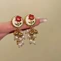 Pendientes de flores esmaltadas con rosa roja y borlas de perlas blancas - Estilo de Borla de Perla con Pétalos de Esmalte (123#) / Rojo