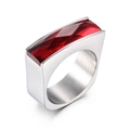 Moderner breiter Ring aus Titanstahl mit einem rechteckigen roten facettierten Edelstein - US 6 / Rot (KR38113-K)