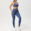 Dettaglio del set yoga blu con leggings a vita alta e reggiseno sportivo allacciato al collo - XS / grigio-blu