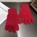 Detailansicht der roten Strickhandschuhe mit weichem Kaninchenfell-Effekt für den Winter - Einheitsgröße / Rot