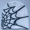 Detail einer weißen Strickmütze mit schwarzem Spinnennetzmuster und feiner Stricktextur - Weiße Basis Schwarze Linie