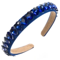 Dettaglio del cerchietto in raso blu scuro con decorazioni di cristalli lucenti a cuore - Blu Reale