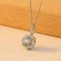 Detailopname van een bloem hanger ketting met zirkonia en een zilveren afwerking - Witgoud