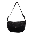 Vista detallada del bolso bandolera con estampado de mármol y doble cremallera resistente - Negro
