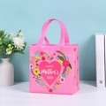 Sacchetto regalo rosa per la festa della mamma in TNT con ghirlanda e manico per fiori - Stile 1 (Ghirlanda Floreale Rosa) / 22*23*11cm