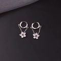 Dettaglio di orecchini a fiore in argento con petali di zircone su sfondo scuro - Argento