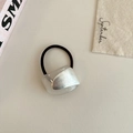 Detailopname van zilveren metalen plaat en acryl geometrische kraal op zwart haarelastiek - Zilver