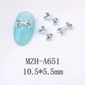 Charme d'ongle nœud argenté avec strass bleu clair, dimensions de 10,5x5,5mm, vue détail - Style Nœud Papillon (A651)