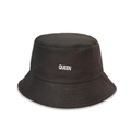 Dettaglio del ricamo bianco QUEEN su un cappello alla pescatora nero con tesa rinforzata - M (56-58cm) / Nero