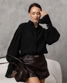 Elegante camicia nera con maniche a lanterna raffinate e tessuto effetto seta - S / Nero