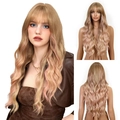 Detailansichten der langen gewellten blonden Perücke mit rosa Highlights und Pony am Modell - Blond Mischung Rosa (lc8239-11)