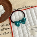 Détail d'un élastique avec nœud en acétate vert foncé et inscription France Handmade dorée - Corde à cheveux noeud / Aqua